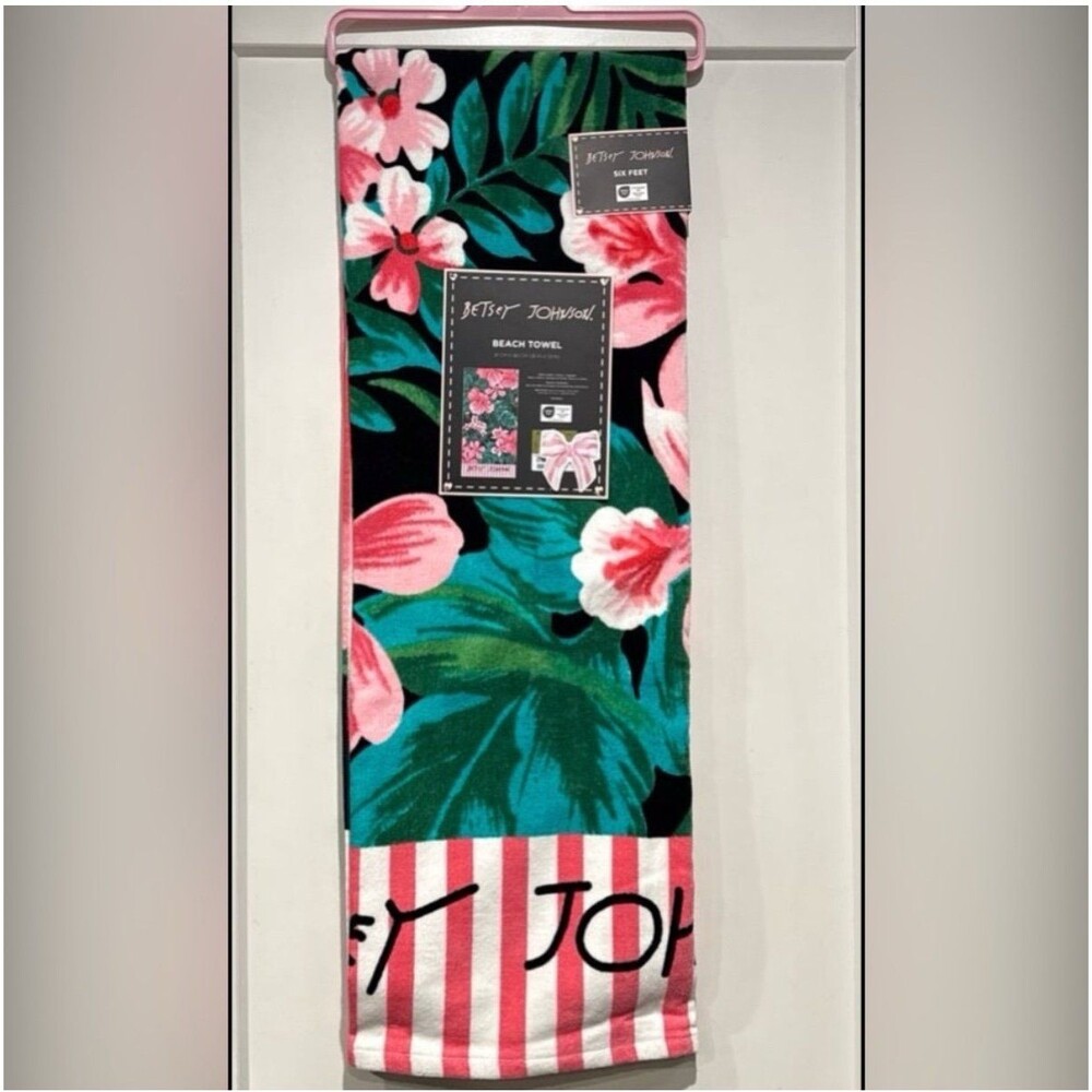 BETSEY JOHNSON BEACH TOWEL- Floral